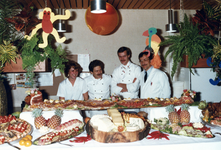 828043 Afbeelding van enkele culinaire creaties gemaakt in de centrale keuken van het Diakonessenhuis (Bosboomstraat 1) ...